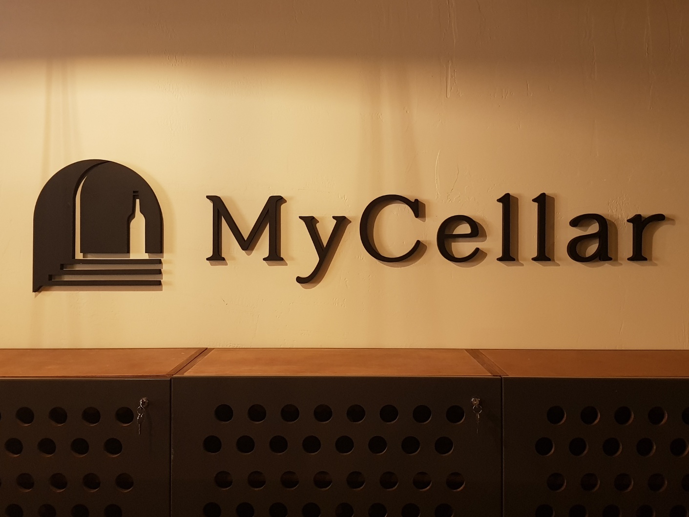 MyCellar 본관 — 셀러 위 큰 벽면 로고
